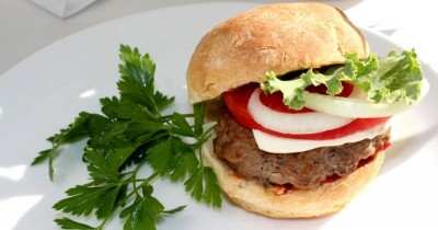 Бургеры домашние - 18 домашних вкусных рецептов приготовления 18 Hamurgger <Span> Чтобы сделать идеально круглые формы, используйте кольца или специальные приспособления для круглых котлет