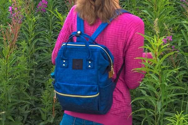 Женщина в цветущем поле ивовой травы Travel Concept Light Backpack - Иван Чай