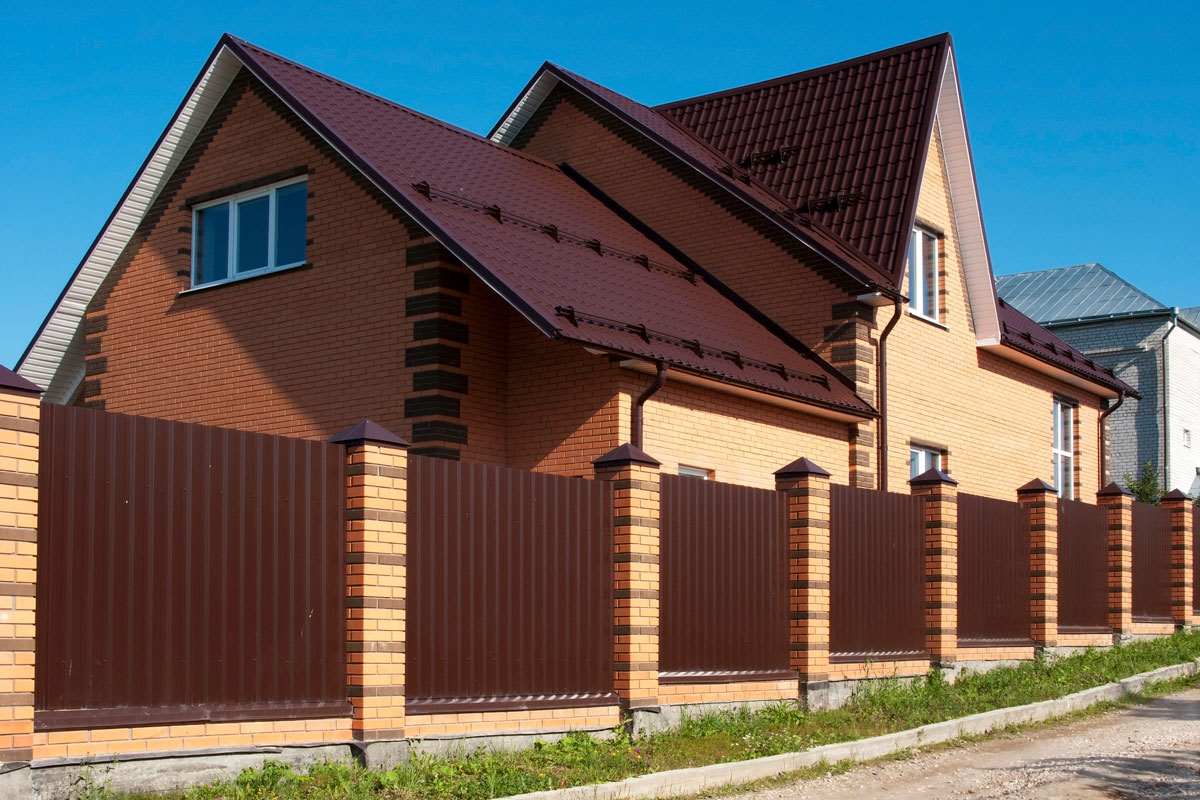Как выбрать дешёвый и красивый забор для дачи 4 Забор из профнастила